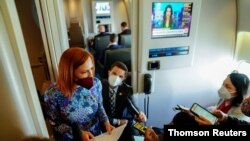 젠 사키 미국 백악관 대변인이 30일 필라델피아로 향하는 대통령전용기 안에서 기자들과 대화하고 있다.