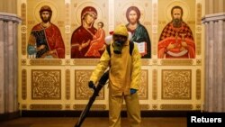 Профилактическая дезинфекция на Ленинградском вокзале в Москве. 19 октября 2021.