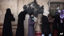 Suriyalik ayollar nonga navbatda turibdi, Idlib viloyati, 12-dekabr, 2012-yil