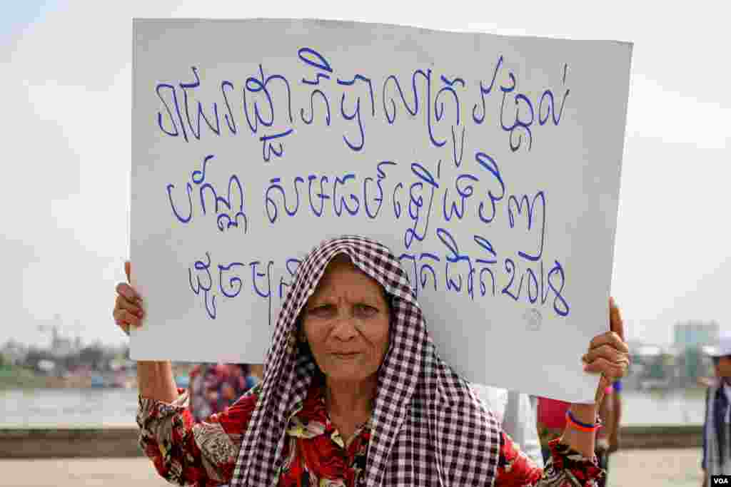 អង្គការ​សង្គម​ស៊ីវិល​ ​ក្រុម​សហជីព និង​សកម្មជន និងប្រជាពលរដ្ឋ​នានា​ ចូលរួម​ប្រារព្ធទិវាសិទ្ធិមនុស្សអន្តរ​ជាតិ១០ធ្នូ ​លើក​ទី៧០, នាទីលាន​ប្រជាធិបតេយ្យ​, នៅរាជធានីភ្នំពេញ​,​ នៅថ្ងៃទី​១០ ខែធ្នូ ឆ្នាំ​២០១៨។ (ខាន់ សុគុំមនោ​​/ VOA)