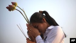 Two girls offer prayers to Cambodia's former King Norodom Sihanouk in Phnom Penh, February 4, 2013.