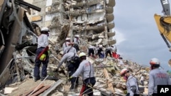 Spasioci tragaju za preživelima u ruševinama zgrade Čemplejn Tauers, 25. juna 2021. (Foto: Vatrogasna služba okruga Majami-Dejd).