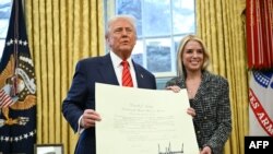 အိမ်ဖြူတော်မှာ ဘာသာရေးဆိုင်ရာရုံးခန်းကို ဦးဆောင်ဖို့ တာဝန်ပေးခံရတဲ့ ရှေ့နေချုပ် Pam Bondi နဲ့အတူတွေ့ရတဲ့ သမ္မတဒေါ်နယ်ထရမ့် (ဖေဖော်ဝါရီ ၅၊ ၂၀၂၅)