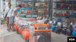 ប្រជាពលរដ្ឋ​កំពុង​ស្វែងរក​ទិញ​ម៉ាស៊ីន​ភ្លើង នៅ​ក្នុង​រាជធានី​ភ្នំពេញ តាម​បណ្តោយ​ផ្លូវជាតិ​លេខ៥ នៅថ្ងៃទី ១១ ខែឧសភា ឆ្នាំ២០១៩។ (ខាន់ សុគុំមនោ/VOA)