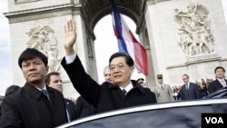 Presiden Hu Jintao melakukan kunjungan ke Arc of Triomphe, di Paris hari ini 5 November 2010.