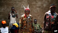 Des miliciens chrétiens anti-Balaka en réunion dans le quartier combattant de Bangui, Centrafrique, 4 février 2014. 