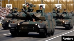 2013年10月27日阅兵式: 日本自卫队成员驾驶10式战车