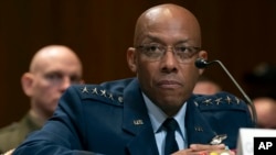 资料照片：美国参联会主席布朗上将在参议院出席听证会。(2024年5月8日)