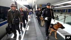 중국 광둥성 선전 기차역에서 경찰이 플랫폼을 순찰하고 있다. (자료사진)