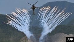 지난 15일 한국 경기도 포천 육군 승진훈련장에서 실시된 미한 연합 합동화력 격멸훈련에서 미공군 AH-64 아파치 공격 헬기가 실거리 사격을 하고 있다.