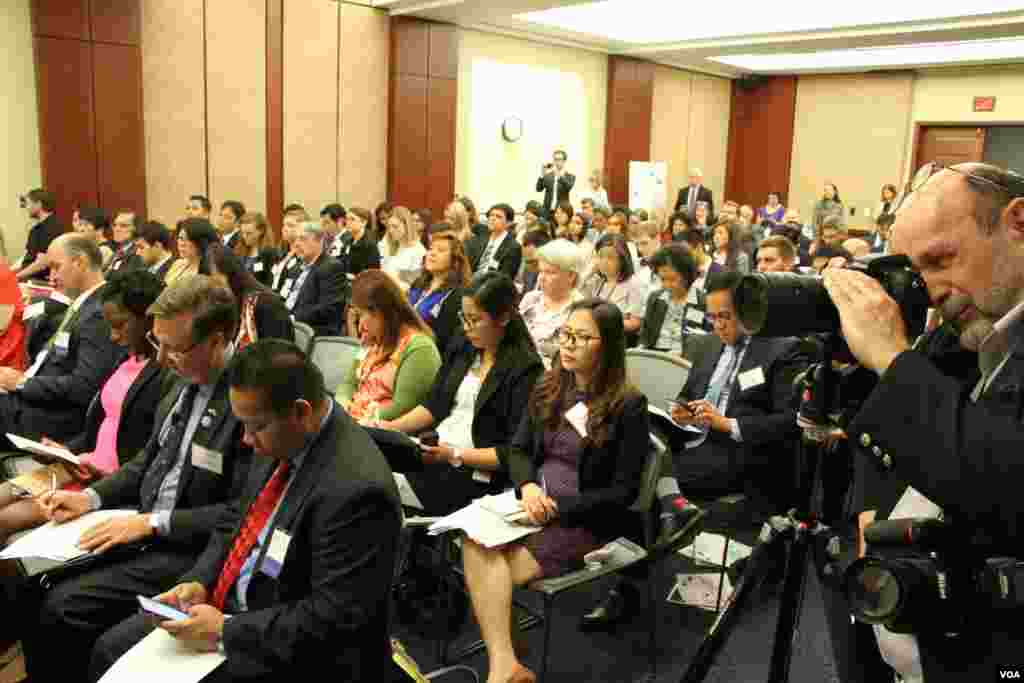 ទិដ្ឋភាពទូទៅក្នុង​កម្មវិធី​ខួប​ ៤០ ឆ្នាំ​នៃ​ភាព​ជា​ដៃ​គូ​រវាង​សហរដ្ឋអាមេរិក និង​សមាគម​ប្រជាជាតិ​អាស៊ី​អាគ្នេយ៍ នៅ​មណ្ឌល​បដិសណ្ឋារកិច្ច​ក្នុង​វិមាន​សភា​សហរដ្ឋ​អាមេរិក កាល​ពី​ថ្ងៃ​អង្គារ ទី១៦ ខែ​ឧសភា ២០១៧​។ (សឿន វឌ្ឍនា​/VOA)