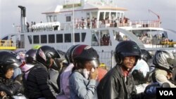 Para penumpang yang antre menunggu keberangkataan kapal feri di Ketapang, Gilimanuk, Bali saat mudik lebaran. (Foto: Dok)