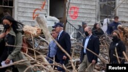 ប្រធានាធិបតី​សហរដ្ឋ​អាមេរិក​លោក Joe Biden ពិនិត្យ​មើល​ការខូចខាត​ដោយសារ​ខ្យល់​គួច tornado នៅ​ក្នុង​ក្រុង Dawson Springs រដ្ឋ Kentucky សហរដ្ឋ​អាមេរិក កាលពី​ថ្ងៃទី១៥ ខែធ្នូ ឆ្នាំ២០២១។