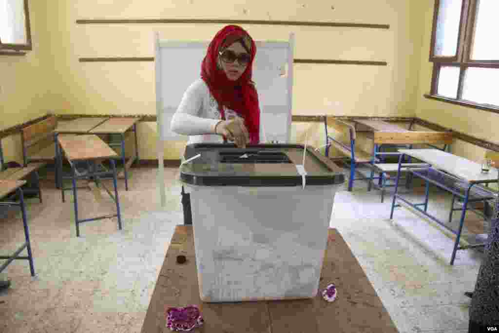 A woman votes in Cairo, May 27, 2014. (Hamada Elrasam /VOA)