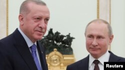 რეჯებ ტაიპ ერდოღანი და ვლადიმირ პუტინი (მარცხნიდან მარჯვნივ) შეხვედრაზე მოსკოვში. 5 მარტი, 2020. 