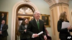 Le chef de la majorité au sénat Mitch McConnell, après avoir annoncé un accord au Sénat à Washington, le 7 février 2018.