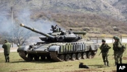 Rossiya askarlari Simferopol yaqinida. Qrim. 27-mart 2014. 