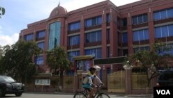 រូបឯកសារ៖ ធនាគារ​ជាតិ​នៃ​កម្ពុជា ​នៅ​តាម​បណ្តោយ​មហាវិថី​ព្រះនរោត្តម​ នៅ​រាជធានី​ភ្នំពេញ​ នៅ​​ថ្ងៃទី៨ ខែ សីហា ២០១៥។ (អ៊ុច នីដា/VOA)