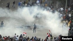 Des manifestants protestent sur la place Tahrir, au Caire, le 23 novembre 2011.