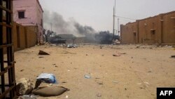 Asap membubung dari kendaraan lapis baja militer setelah ledakan di Gao, bagian utara Mali, 1 Juli 2018.