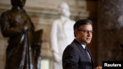Ketua DPR AS, Mike Johnson, berbicara dalam sebuah acara di Gedung Capitol, Washington, pada 8 Mei 2024. (Foto: Reuters/Kaylee Greenlee Beal)
