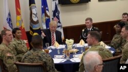 លោក​ប្រធានាធិបតី Donald Trump ទទួល​ទាន​អាហារ​ថ្ងៃ​ត្រង់​ជាមួយ​នឹង​យោធា នៅ​ពេល​ធ្វើ​ទស្សនកិច្ច​ទៅ​ទីបញ្ជាការ​យោធា​កណ្តាល​ និង​ទីបញ្ជាការ​ប្រតិបត្តិការ​ពិសេស​អាមេរិក​នៅ​មូលដ្ឋាន​ទ័ព​អាកាស MacDill កាលពី​ថ្ងៃទី៦ ខែកុម្ភៈ ឆ្នាំ២០១៧។