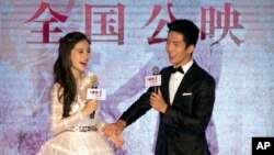 តារាសម្តែង​ស្រីហុងកុង​នាង Angelababy និង​តារា​សម្តែង​ប្រុស​ចិន​ដី​គោក Jing Borah សើច​នៅ​អំឡុងពេល​សន្និសីទ​សារព័ត៌មាន​សម្រាប់​ភាពយន្ត «Love O2O» នៅ​ក្រុង​ប៉េកាំង កាល​ពី​ថ្ងៃ​ចន្ទ ទី០៨ ខែ​សីហា ឆ្នាំ​២០១៦។