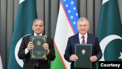 President of Uzbekistan Shavkat Mirziyoyev, right, and Pakistani Prime Minister Shehbaz Sharif exchange the joint declaration in Tashkent, Uzbekistan, on Feb. 26, 2025. (Courtesy Sharif office)