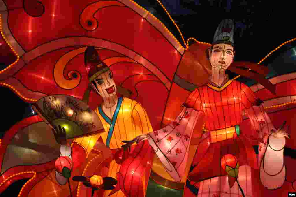 Liang Shanbo and Zhu Yingtai are the "butterfly lovers" in a thousand-year-old tragic love story often compared to Romeo and Juliet. (V. LaCapra/VOA) 