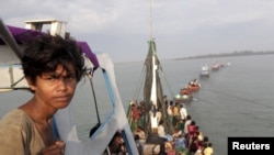 ទូក​នេសាទ​ដែល​ផ្ទុក​ជន​ចំណាក​ស្រុក រ៉ូហ៊ីងយ៉ា​និង​បង់ក្លាដេស ត្រូវ​បាន​ទាញ​ទៅ​កាន់​ដី​គោក​ ដោយ​អ្នក​នេសាទ​ឥណ្ឌូនេស៊ី ក្នុង​ខេត្ត​ Aceh កាល​ពី​ថ្ងៃ​ទី​២០ ខែ​ឧសភា​ ឆ្នាំ​២០១៥។​