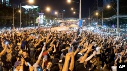 การชุมนุมที่หน้าสำนักงานธนาคารไทยพาณิชย์เมื่อ 25 พฤศจิกายน 2563 (ที่มา: AP/แฟ้มภาพ)