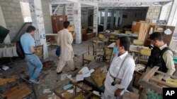 Para pejabat Pakistan memeriksa lokasi pemboman di Mardan (2/9). (AP/Mohammad Sajjad)