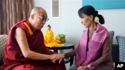 ស្រ្តី​ម្នាក់​ដើរ​កាត់​រថយន្ត​&nbsp;គ្រប​ដណ្តប់​ដោយ​ព្រិល​&nbsp;អំឡូងពេល​ធ្លាក់​ព្រិល​នៅ​ក្រុង&nbsp;Krasnoyarsk&nbsp;ប្រទេស​រុស្ស៊ី។