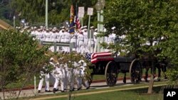 Iring-iringan yang membawa jenazah Senator AS John McCain menuju Akademi Angkatan Laut Amerika di kota Annapolis, tempat pemakamannya, hari Minggu (2/9).