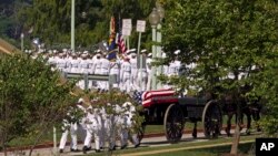 Pogrebna povorka na putu ka groblju Pomorske akademije SAD u Anapolisu, 2. septembar 2018.