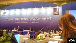 Pertemuan pembukaan APEC 2013 di Surabaya membahas masalah penanganan terorisme yang mengancam perekonomian. (VOA/Petrus Riski)