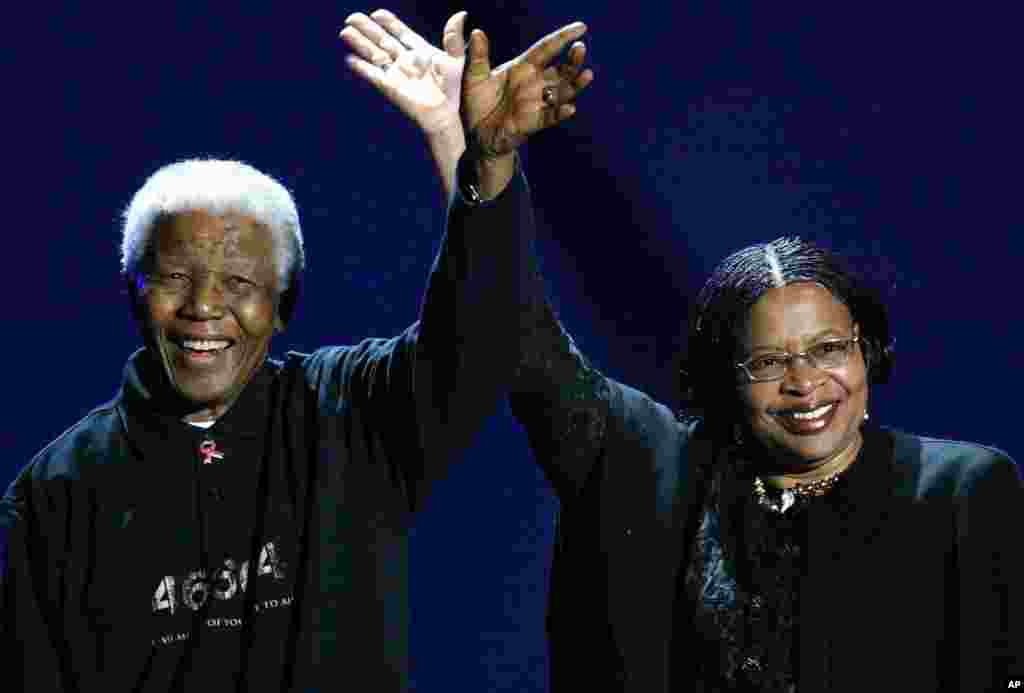Mantan presiden Afrika Selatan (kiri) dan istrinya, Graca Machel, melambaikan tangan ke arah warga pada konser Live 8 di Johannesburg, Afrika Selatan, 2 Juli 2005.