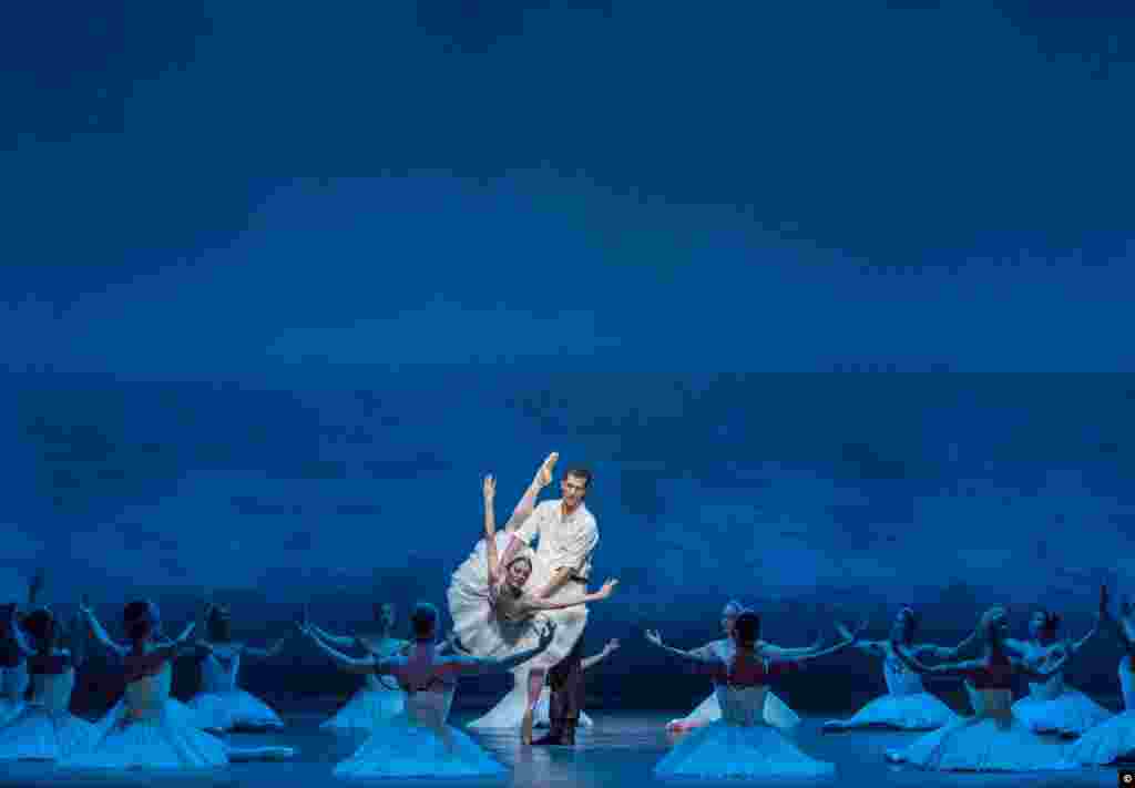 ვიქტორია ჯაიანი და დილან გუტერეში ჯოფრი-ბალეტის &quot;გედების ტბაში&quot;. შერილ მენის ფოტო. &nbsp;