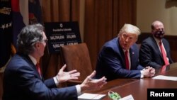 도널드 트럼프 미국 대통령이 13일 백악관에서 콜라라도와 노스다코타 주지사를 접견하고 있다. 트럼프는 이 자리에서 학교들이 올 가을에는 문을 열어야 한다고 강조했다. 