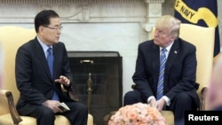 Kepala Keamanan Nasional Korea Selatan, Chung Eui-yong, menyampaikan penjelasan kepada Presiden AS Donald Trump di Gedung Putih, Washington D.C., terkait kunjungannya ke Korea Utara, 8 Maret 2018. (Foto: dok).