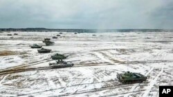 Beberapa tank tampak bergerak di wilayah Brestsky, Belarus, dalam latihan militer gabungan antara Rusia dan Belarus pada 4 Februari 2022. (Foto: Russian Defense Ministry Press Service via AP)