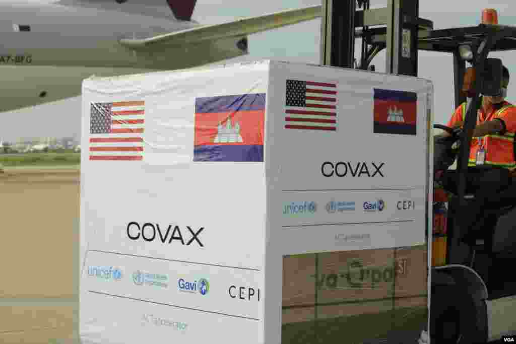 វ៉ាក់សាំងបង្ការជំងឺកូវីដ១៩ ប្រភេទ Johnson &amp; Johnson ដែលជាជំនួយរបស់សហរដ្ឋអាមេរិក ក្រោមយន្តការកូវ៉ាក់(COVAX) បានមកដល់កម្ពុជា នៅថ្ងៃទី ៣០ ខែកក្កដា ឆ្នាំ២០២១។ (ហ៊ាន សុជាតា/វីអូអេ)
