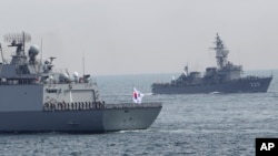 Kapal Dea Joyeong, Korea Selatan dan kapal pengawal Jepang "Abukuma" dalam acara yang diadakan menjelang acara tiga tahunan Angkatan Laut Jepang di lepas pantai Teluk Sagami, selatan Tokyo, Jepang, Kamis, 15 Oktober 2015. (Foto: dok).
