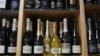 প্যারিসের উপকণ্ঠে ভিলে ডি’আভরের এক মদের দোকানে বিক্রির জন্য সাজিয়ে রাখা হয়েছে শ্যাম্পেনের বোতল। ফটোঃ ১৩ মার্চ, ২০২৫।