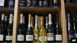 প্যারিসের উপকণ্ঠে ভিলে ডি’আভরের এক মদের দোকানে বিক্রির জন্য সাজিয়ে রাখা হয়েছে শ্যাম্পেনের বোতল। ফটোঃ ১৩ মার্চ, ২০২৫।