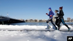 These runners in Boston didn't let cold temperatures and snow keep them from running outdoors, January 2017. (AP Photo/Steven Senne)