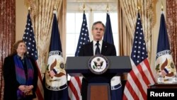 토니 블링컨 미국 국무장관이 1일 워싱턴 국무부 청사에서 '2021 인신매매 실태 보고서'를 발표했다. 왼쪽은 캐리 존스턴 인신매매퇴치감시국장 대행.