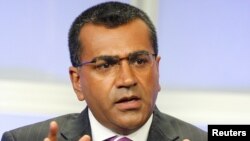 FILE - Martin Bashir, one of the anchors at the time of the ABC news program 'Nightline', takes part in a panel discussion at the ABC television network Summer press tour for television critics in Beverly Hills, California, July 26, 2007. ​