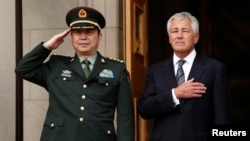 Menteri Pertahanan AS Chuck Hagel (kanan) saat menerima kunjungan Menteri Pertahanan China Jenderal Chang Wanquan di Pentagon (19/8). (Reuters/Yuri Gripas) 