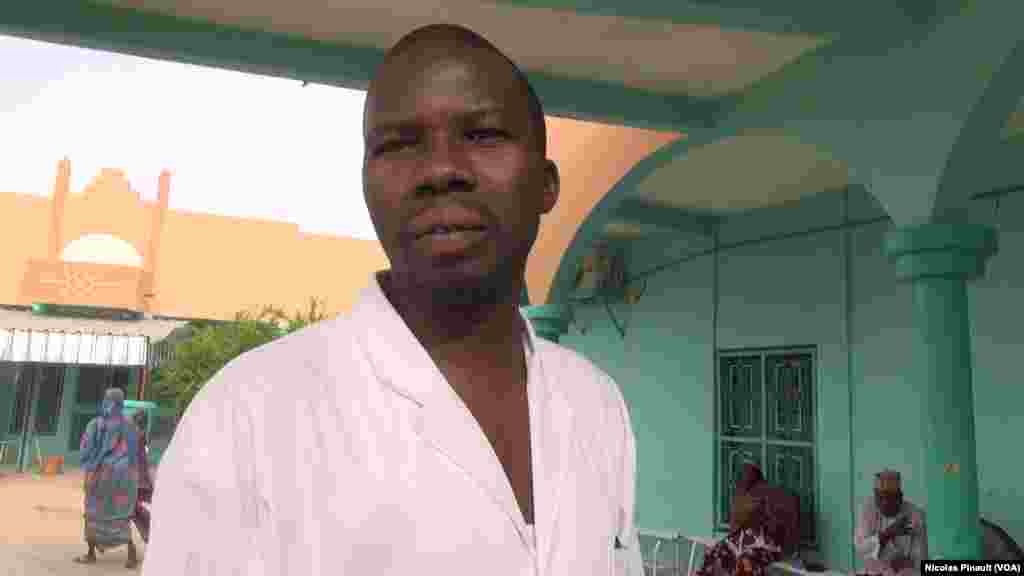Le docteur Moustapha Saley dirige le Centre de renforcement nutritionnel intensif au centre régional de santé mère enfant de Diffa, Niger, le 18 avril 2017 (VOA/Nicolas Pinault)